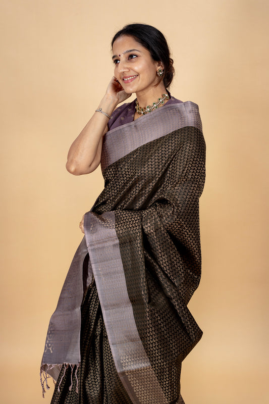Hamsini - Lightweight silk saree