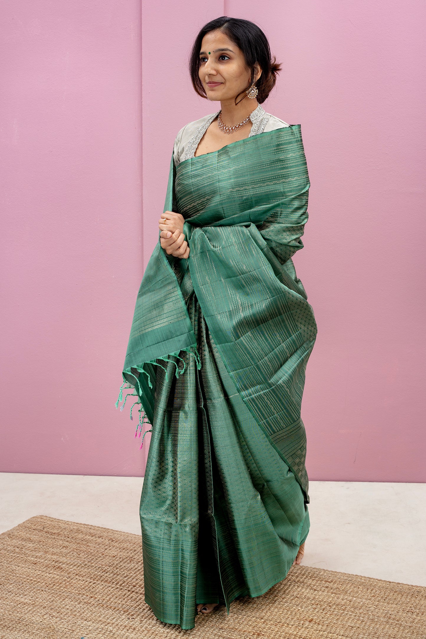 Hindolam - Lightweight silk saree