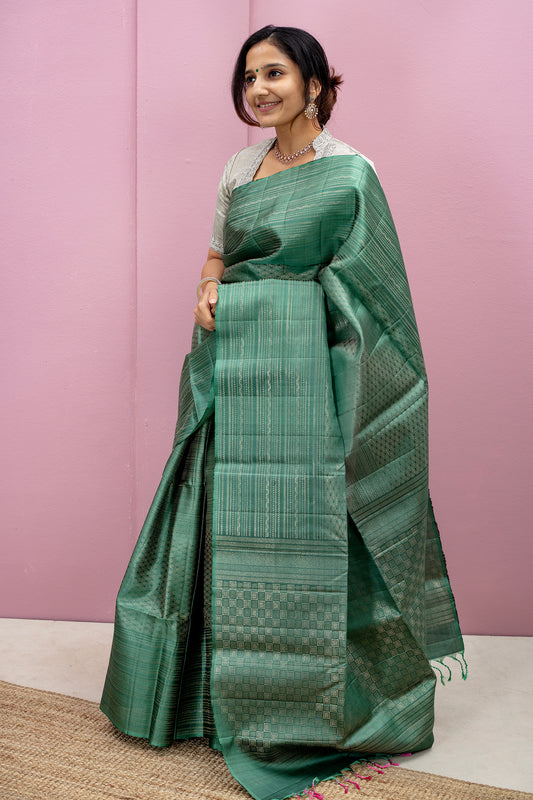 Hindolam - Lightweight silk saree