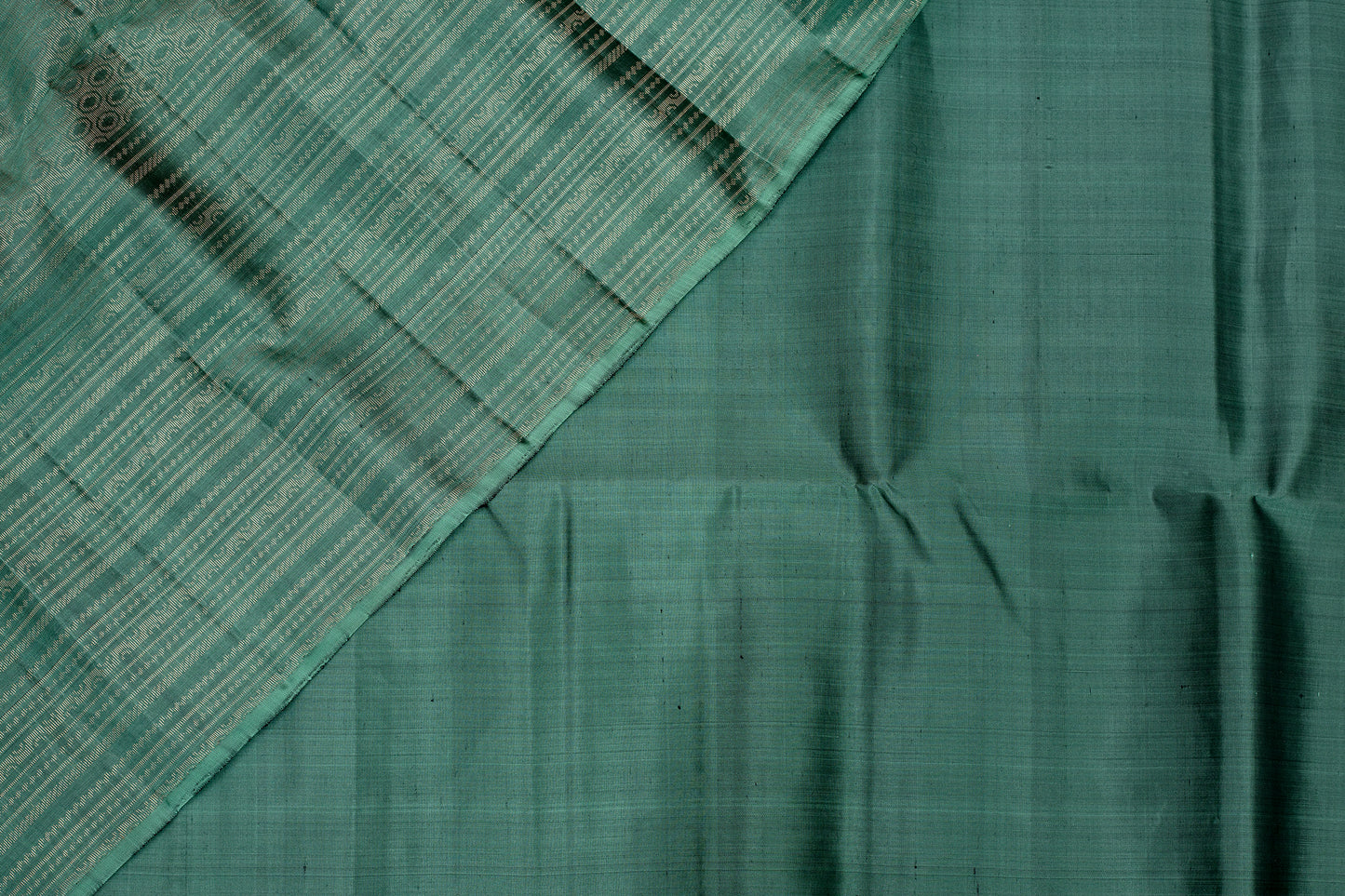 Hindolam - Lightweight silk saree